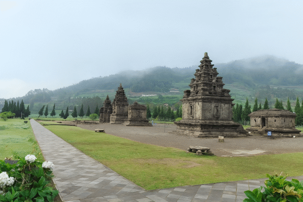 Kompleks Candi Arjuna: Warisan Sejarah Megah di Dataran Tinggi Dieng 5 Kompleks Candi Arjuna